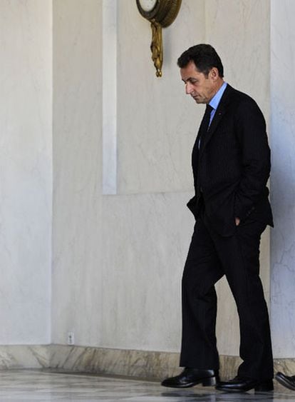 Nicolas Sarkozy pasea por el palacio del Elíseo después de una reunión semanal del Consejo de Ministros.