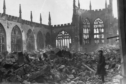 Imagen captada el 16 de noviembre de 1940 de un hombre entre las ruinas de la catedral de Coventry.