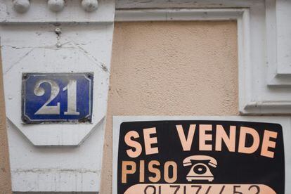 Un cartel anuncia la venta de un piso en un edificio de Madrid. 