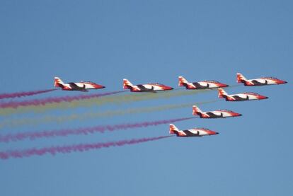 Aviones con la bandera española sobrevolando Madrid.