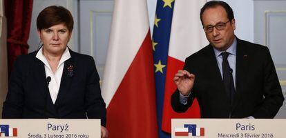 Beata Szydlo comparece junto al presidente francés, François Hollande, tras la reunión celebrada este miércoles en París.