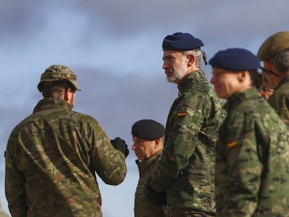 Felipe VI, en el campo de maniobras de San Gregorio, en Zaragoza, durante un ejercicio con fuego real del Ejército de Tierra en noviembre pasado.