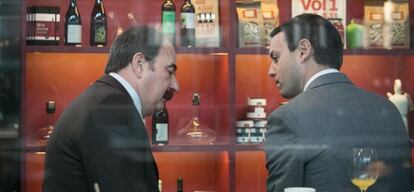 El diputado de CiU Xavier Crespo, ayer, junto al director general de la policía, Manel Prat, tras un acto en el Born.