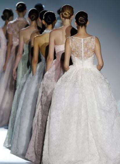 Desfile de trajes de novia de Rosa Clarà.