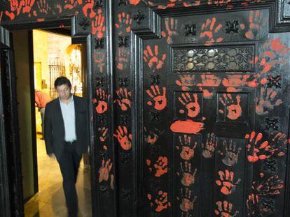 Puerta de la iglesia de Sant Jaume, en la calle Ferran de Barcelona, pintada con manos rojas para protestar contra la  reforma de la ley del aborto.