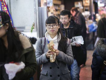 Turistes menjant a la Boqueria.