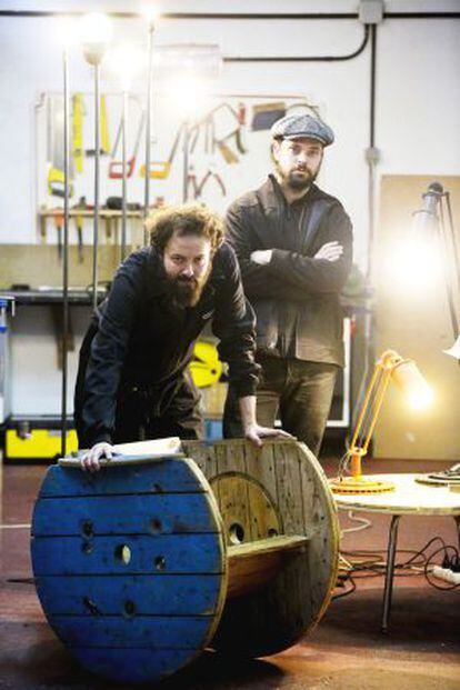 Muebles construidos con materiales reciclados en El Hub y en el taller del equipo OmnÍvoros.