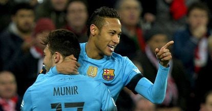 Munir abraza a Neymar tras su gol en San Mamés.
