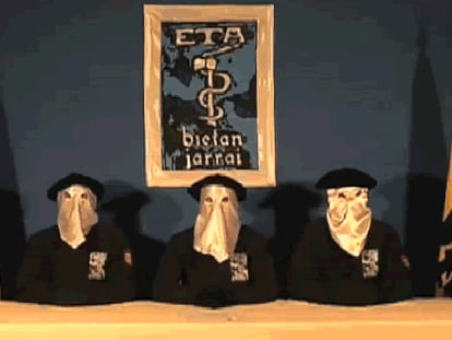 Fotograma del vídeo en el que ETA anuncia su alto el fuego