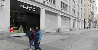 Tiendas de moda cerradas en la Gran Vía de Madrid.