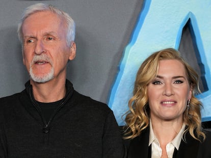 El director de cine James Cameron junto a la actriz Kate Winslet durante la presentación en Londres de la película 'Avatar: El sentido del agua', el pasado sábado 4 de diciembre de 2022.