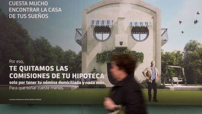 Un cartel plublicitario de Bankia ofrece hipotecas sin comisiones para comprar una vivienda, en una calle de Madrid. 