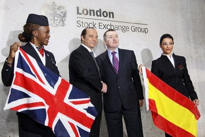 Vázquez (segundo por la izquierda) saluda a Walsh, ayer en el debut de IAG en la Bolsa de Londres.