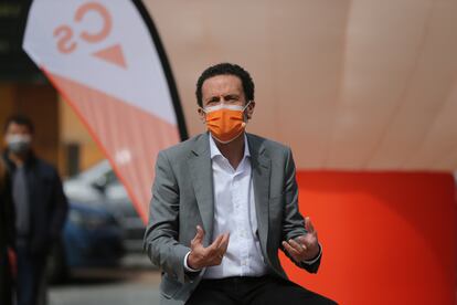 Edmundo Bal, en la estación de cercanías de Getafe Central, el 16 de abril.