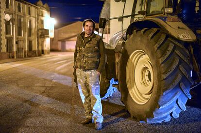 Sergio, trabajador de una granja intensiva de mil ovejas en Torrubia de Soria.