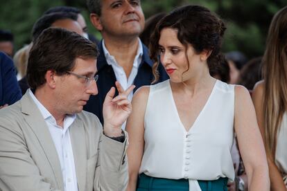 El alcalde de Madrid, José Luis Martínez-Almeida, y la presidenta regional, Isabel Díaz Ayuso, durante el homenaje a Miguel Ángel Blanco, en los Jardines de Miguel Ángel Blanco, este martes.