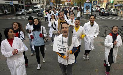 12 de diciembre de 2012. Unos 300 profesionales de la sanidad, convocados por la asociación de Facultativos Especialistas, recorren Madrid con una antorcha que simboliza la defensa de la sanidad. 