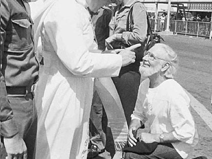 El papa Juan Pablo II reprende a Ernesto Cardenal ante Daniel Ortega, en Managua, el 4 de marzo de 1983.