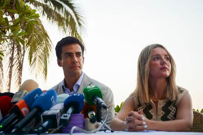 Juan Gonzalo Ospina and Beatriz Uriarte, lawyers at Ospina Abogados, during a press conference held on Monday in Thailand, on the eve of the start of the trial. 