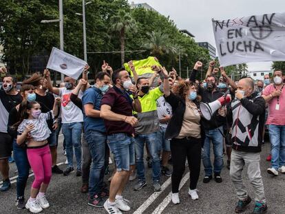 Trabajadores de Nissan protestan contra el cierre en Barcelona, este jueves.