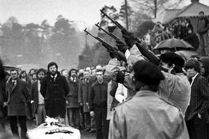 Gerry Adams, durante el funeral de un miembro del IRA en Belfast en 1981.