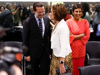 La ministra de Hacienda, María Jesús Montero, conversa con el consejero de Economía, Hacienda y Empleo de la Comunidad de Madrid, Javier Fernández-Lasquetty, durante el Consejo de Política Fiscal y Financiera de este miércoles en Madrid.