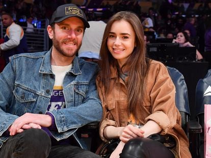 Lily Collins y Charlie McDowell, en un partido de baloncesto en el Staples Center de Los Ángeles, California, celebrado el 13 de enero de 2020.