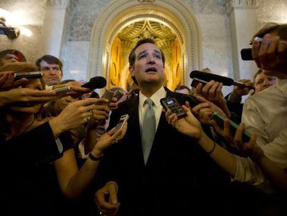 Ted Cruz hace declaraciones a la prensa tras hablar en el Senado durante casi 22 horas.