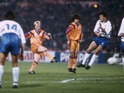 Koeman marca el gol de la victoria ante la Sampdoria en Wembley, en 1992.