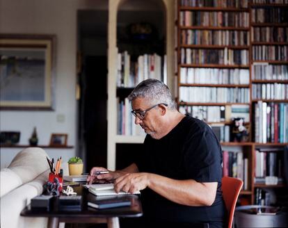 El escritor Rafa Cervera en su casa en El Saler, Valencia.