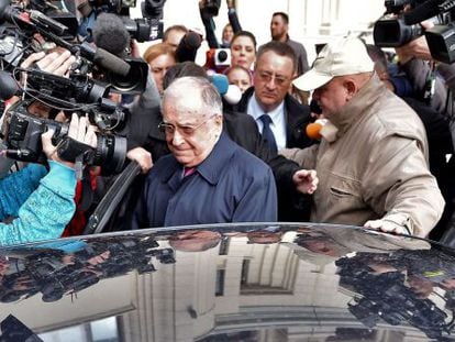 El expresidente Iliescu a la salida de la sede de la Fiscalía, este miércoles en Bucarest.