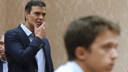 Pedro Sánchez y el portavoz de Unidos Podemos durante la constitución de la Diputación Permanente del Congreso.