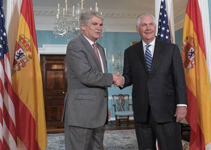 El ministro de Exteriores, Alfonso Dastis, a la izquierda, con el secretario de Estado, Rex Tillerson, el pasado día 29 en Washington.