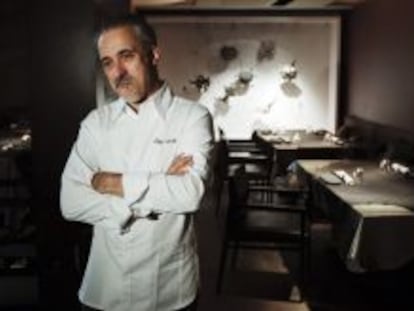 El chef Sergi Arola, en su restaurante Arola Gastro, de Madrid, donde ha acudido esta ma&ntilde;ana al conocerse que se ha levantado el embargo al establecimiento tras llegar a un acuerdo con Hacienda y la Seguridad Social. El chef no ha querido desvelar los detalles del acuerdo alcanzado para solventar la deuda reclamada, que asciende a 148.000 euros con la Agencia Tributaria y 160.000 con la Seguridad Social. 