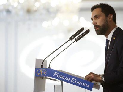 El presidente del Parlamento de Cataluña, Roger Torrent, interviene en un desayuno de la tribuna Fórum Europa. 