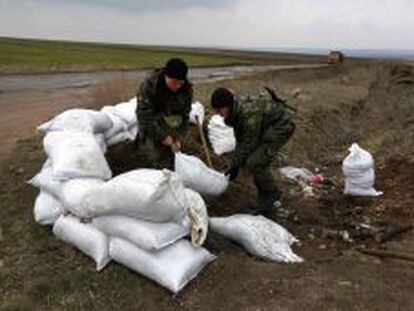 Soldados ucranianos fortifican una posici&oacute;n cerca de la frontera con Rusia.