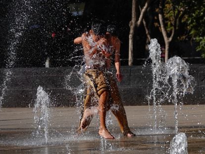 Dos niños juegan en una fuente en Ciudad de México, en medio de una onda de calor, el 9 de febrero de 2024.