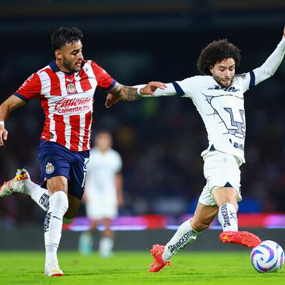 Alexis Vega, de las Chivas, disputa el balón con  César Huerta, de los Pumas, el 11 de noviembre.