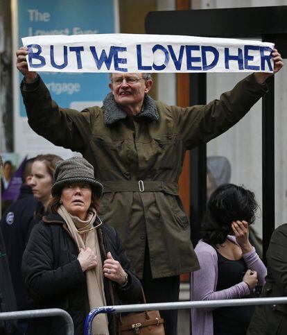 Un simpatizante sostiene una pancarta delante del funeral de la baronesa Margaret Thatcher en la la catedral de St Paul. 