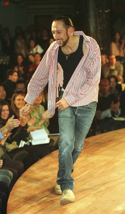 El diseñador, tras el desfile de la colección de primavera-verano 2001.