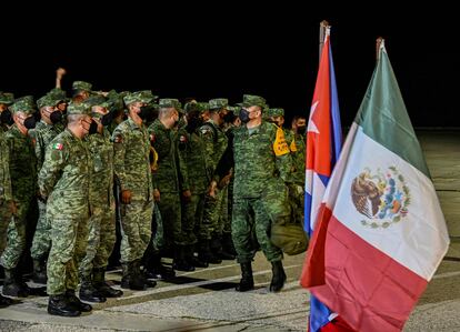 Ante este siniestro, las autoridades cubanas solicitaron ayuda y asesoramiento a países amigos con experiencia en el tema petrolero. La respuesta llegó rápido; México, Venezuela, Rusia, Nicaragua, Argentina y Chile, no tardaron en mandar ayuda a la isla. En la imagen, miembros del ejército mexicano llegan al Aeropuerto Internacional Juan Gualberto Gómez en la provincia de Matanzas, durante la madrugada del 6 de agosto de 2022.