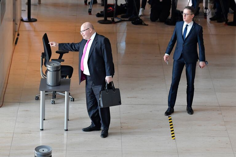 El ministro de Economía alemán, Peter Altmaier, deposita su voto durante una sesión en el Bundestag el miércoles en Berlín.