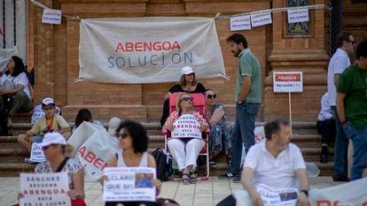 Trabajadores de Abengoa este lunes durante una protesta ante la Delegación del Gobierno, en Sevilla.