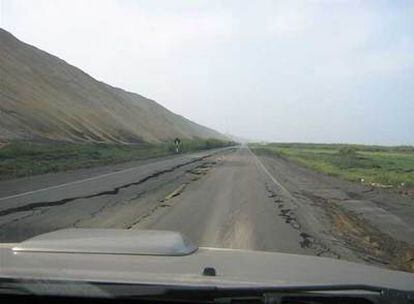 La carretera Panamérica (al sur), dañada por el seísmo.