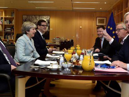 El ministro británico para el Brexit, David Davis, la primera ministra Theresa May, el presidente de la Comisión Europea, Jean-Claude Juncker, y el negociador jefe de la UE, Michel Barnier, esta mañana en Bruselas. 