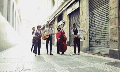 Estos cinco músicos llevan dos años tocando en las calles de la ciudad.