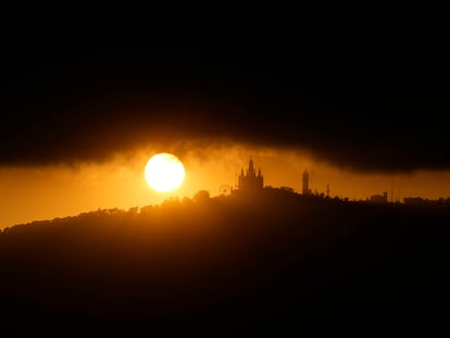 Vista de la montaña del Tibidabo de Barcelona en plena ola de calor.