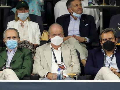 Abu Dhabi (United Arab Emirates), 17/12/2021.- King Emeritus Juan Carlos I (C) of Spain watches the semi final between Rafael Nadal and Andy Murray during the Mubadala World Tennis Championship at the International Tennis Centre, Zayed Sports City in Abu Dhabi, United Arab Emirates, 17 December 2021. (Tenis, España, Emiratos Árabes Unidos) EFE/EPA/ALI HAIDER
