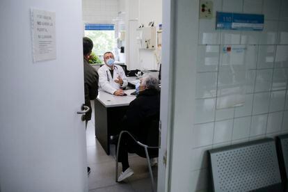 Un médico atiende a una paciente en el Centro de Salud Las Calesas, en Usera, el pasado viernes.