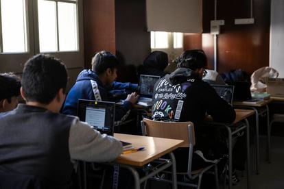 Alumnos durante una clase en un instituto de Barcelona, en una imagen de archivo.